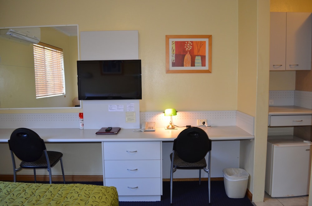 AIRPORT MOTEL 47/63