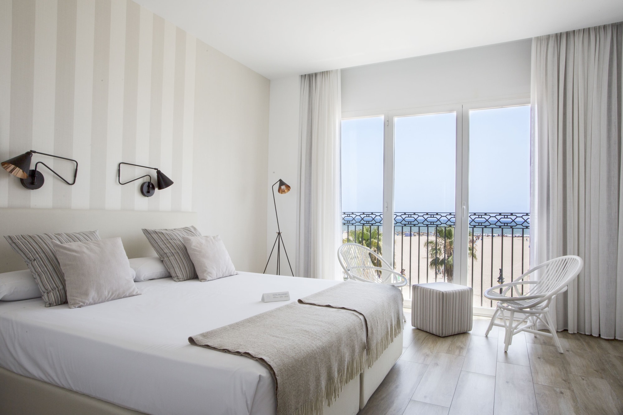 DELUXE, DOUBLE OR TWIN BED, SEA VIEW