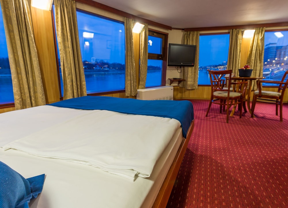 Fortuna Boat Hotel 7/24