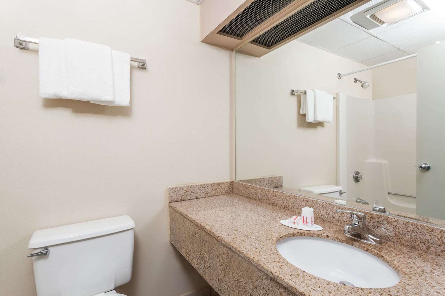 Days Inn By Wyndham Windsor Locks / Bradley Intl Airport 18/18
