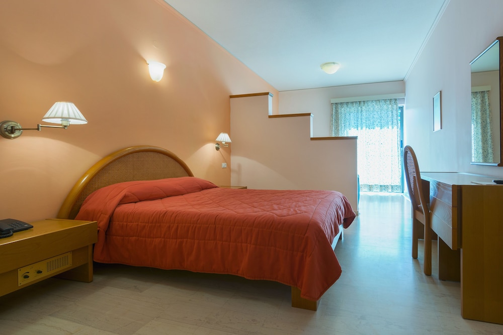 Golden Sand Hotel 12/65