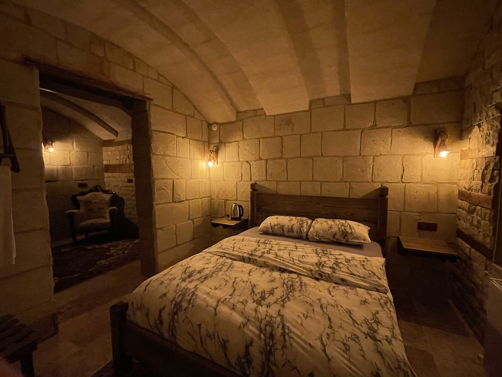 The Cave House 5/38