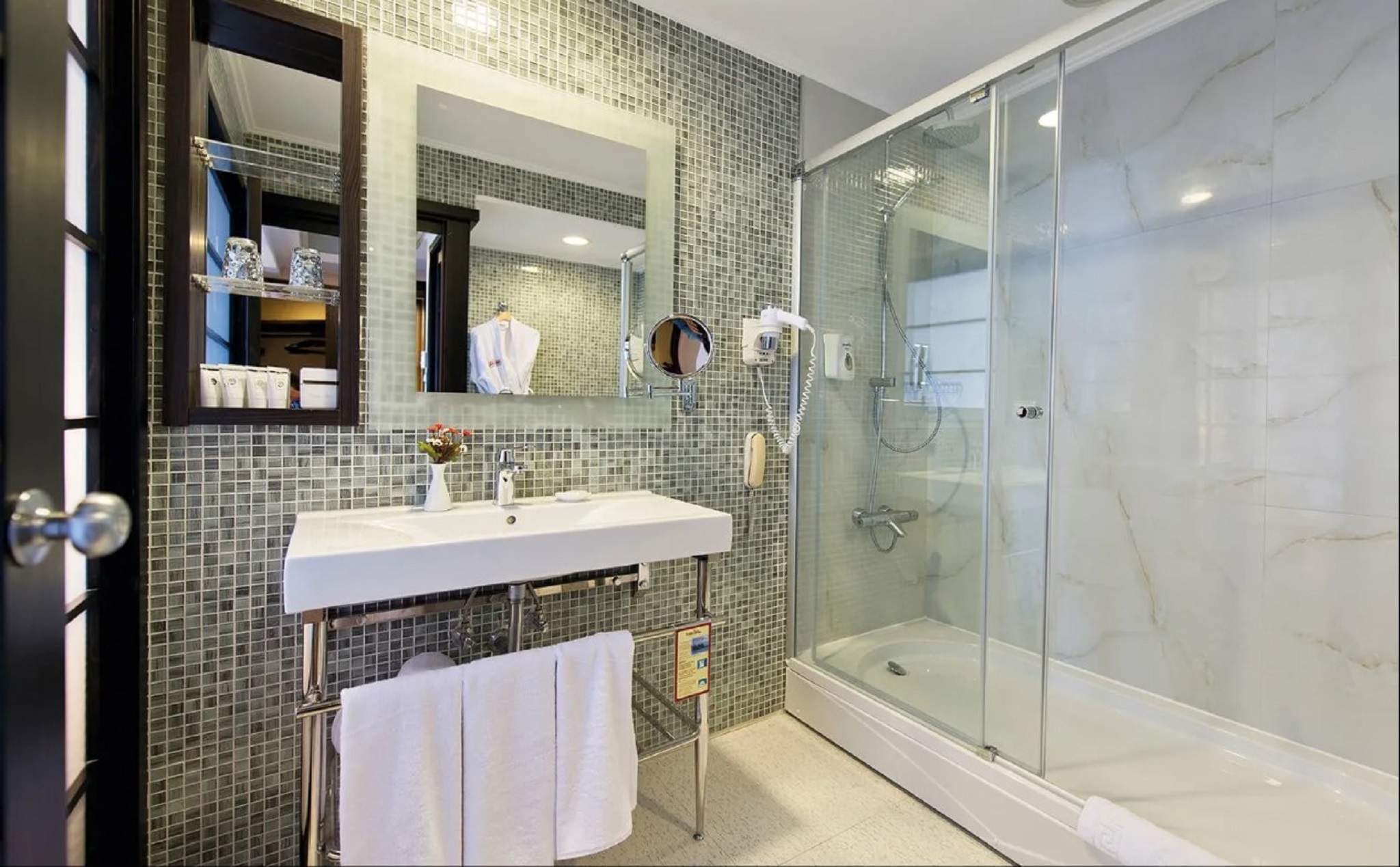 Room, Double Bed, Lateral Side Sea View، Limak Lara De Luxe Hotel and Resort 2/2