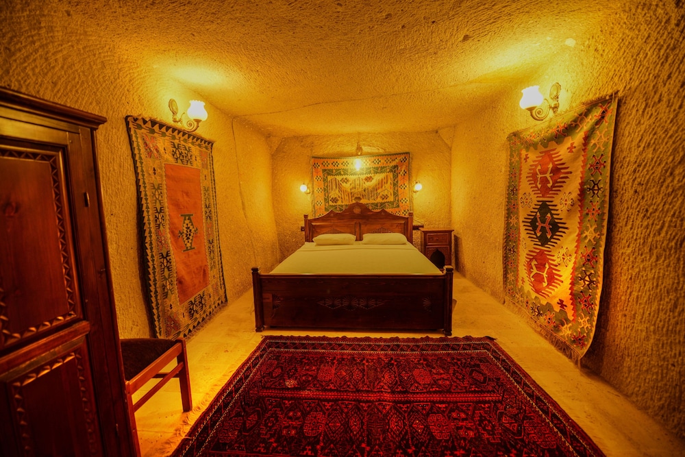Vineyard Cave Hotel 74/98