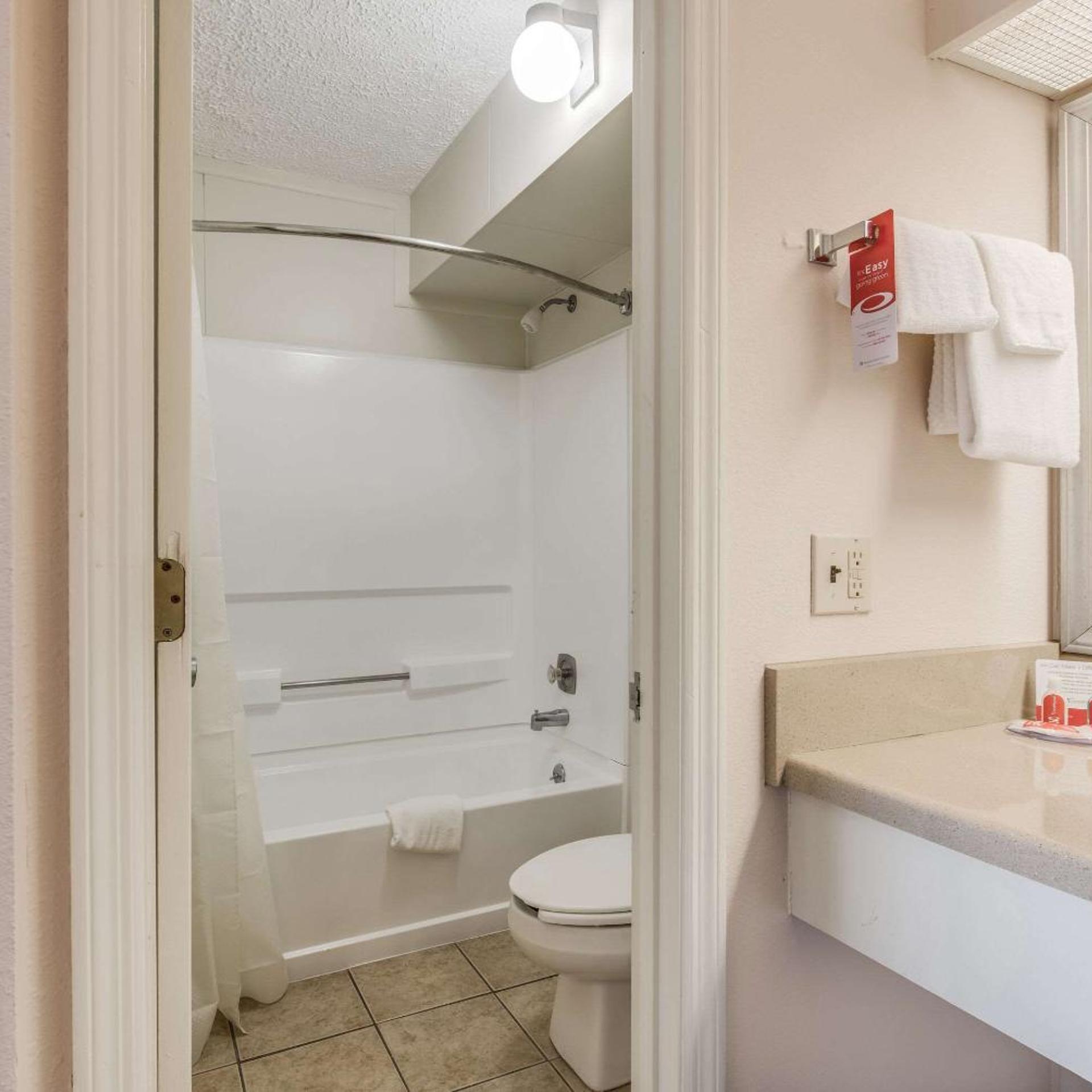 غرفة بسرير كينج، Econo Lodge Eden, NC 8/9
