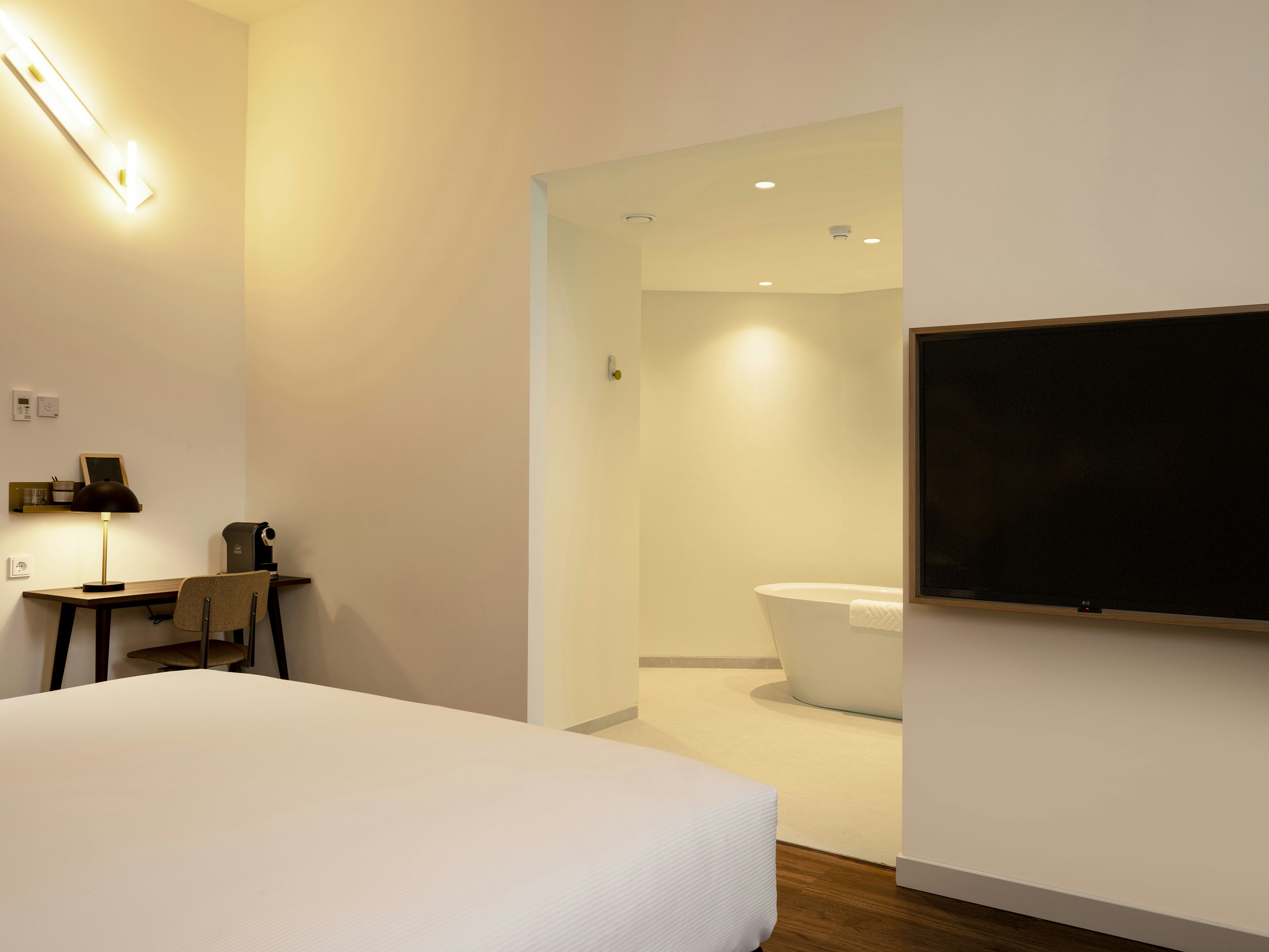 DELUXE, SUITE, KING BED