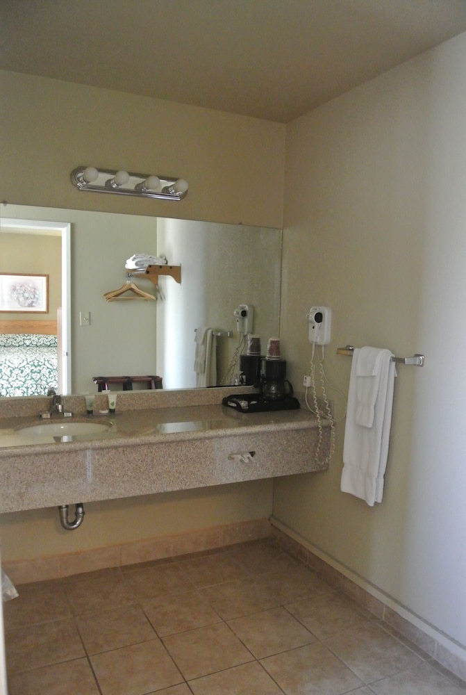 Vino Inn & Suites (ex Rancho Tee Motel) 9/63