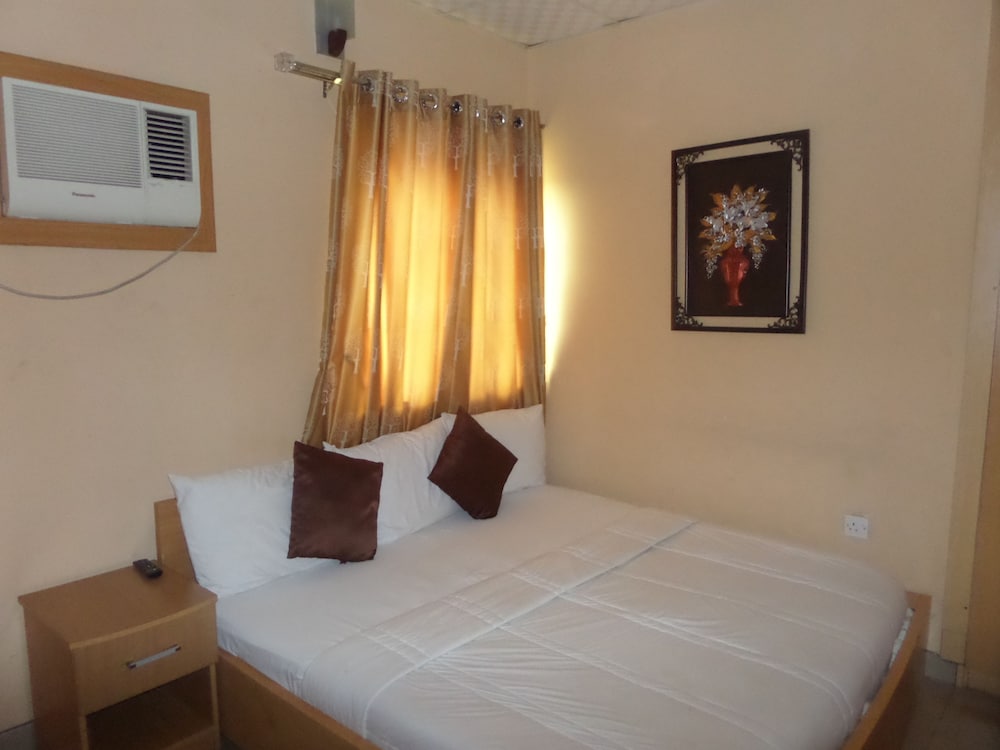 De Lawrence Court Suites 8/41