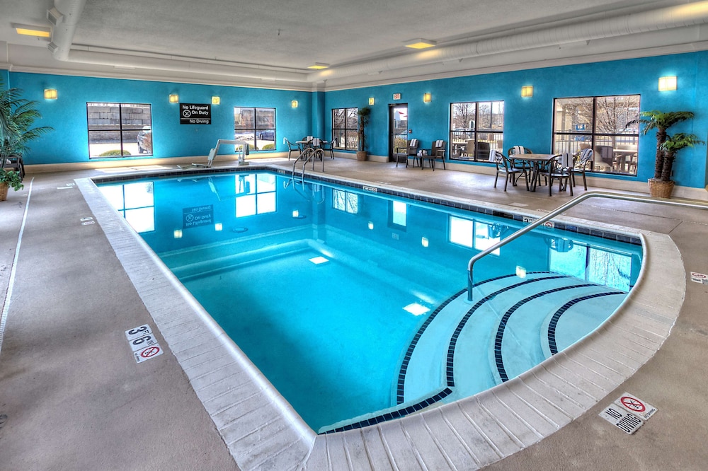 Hampton Inn & Suites Kalamazoo-Oshtemo 24/42