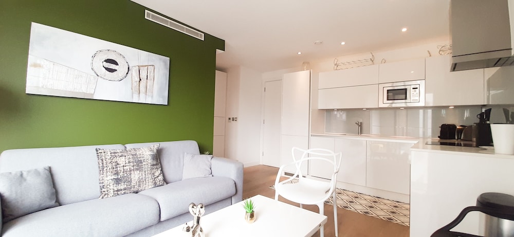 Avant Garde Apartments By Squa.Re 25/43