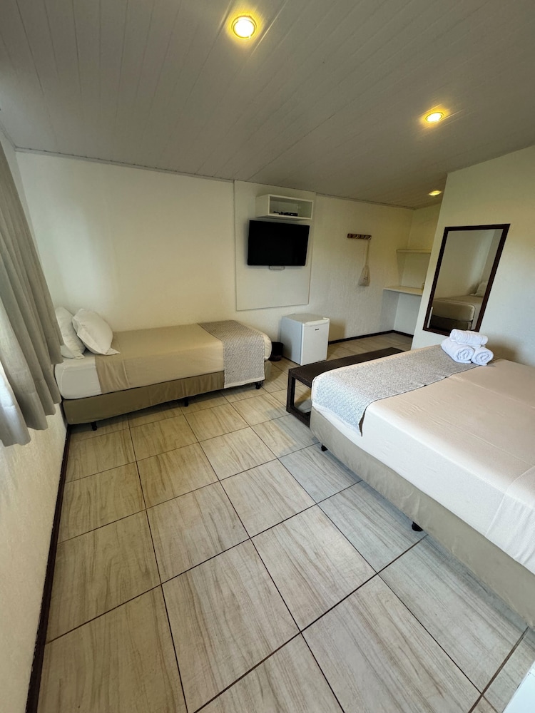 ROOM, TRIPLE, MULTIPLE BEDS