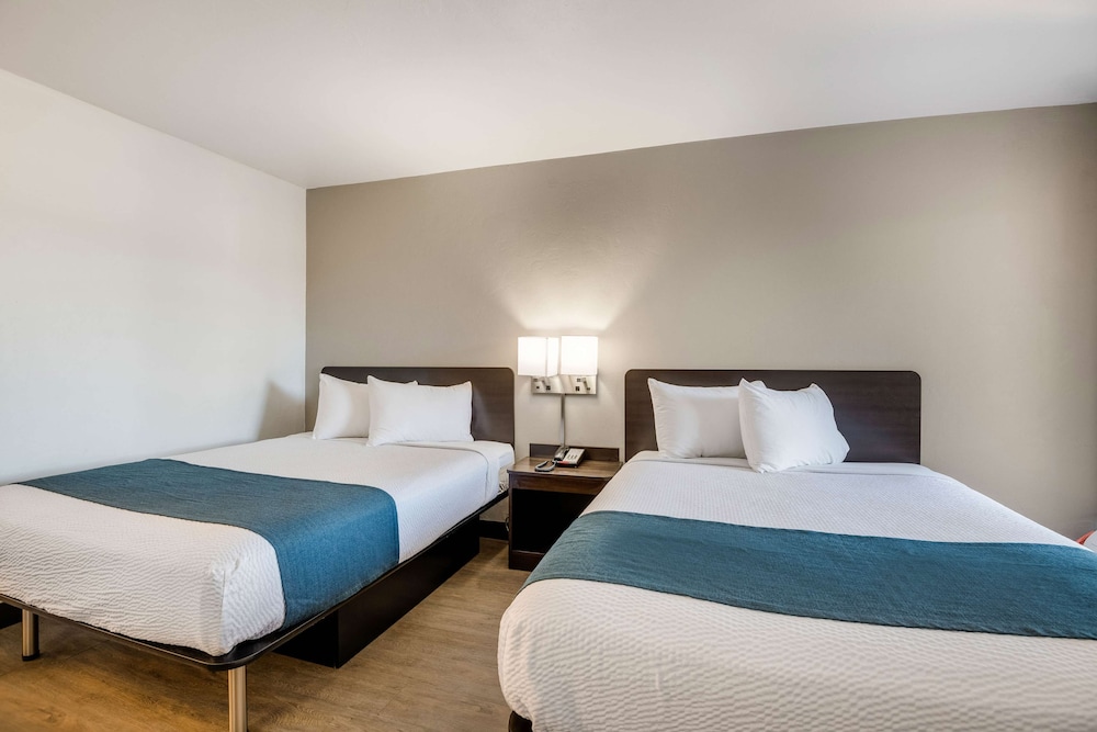 STANDARD, 2 QUEEN BEDS