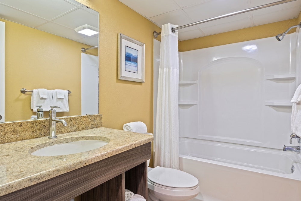 Efficiency, King Bed, Ocean Front، The Caravelle Resort 5/8