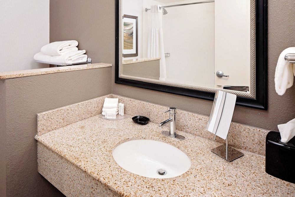 غرفة بسريرين كوين بشرفة، Courtyard by Marriott West Homestead Waterfront 4/4