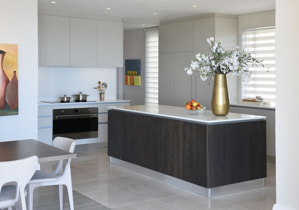 The Clarendon - Bantry Bay 4/50