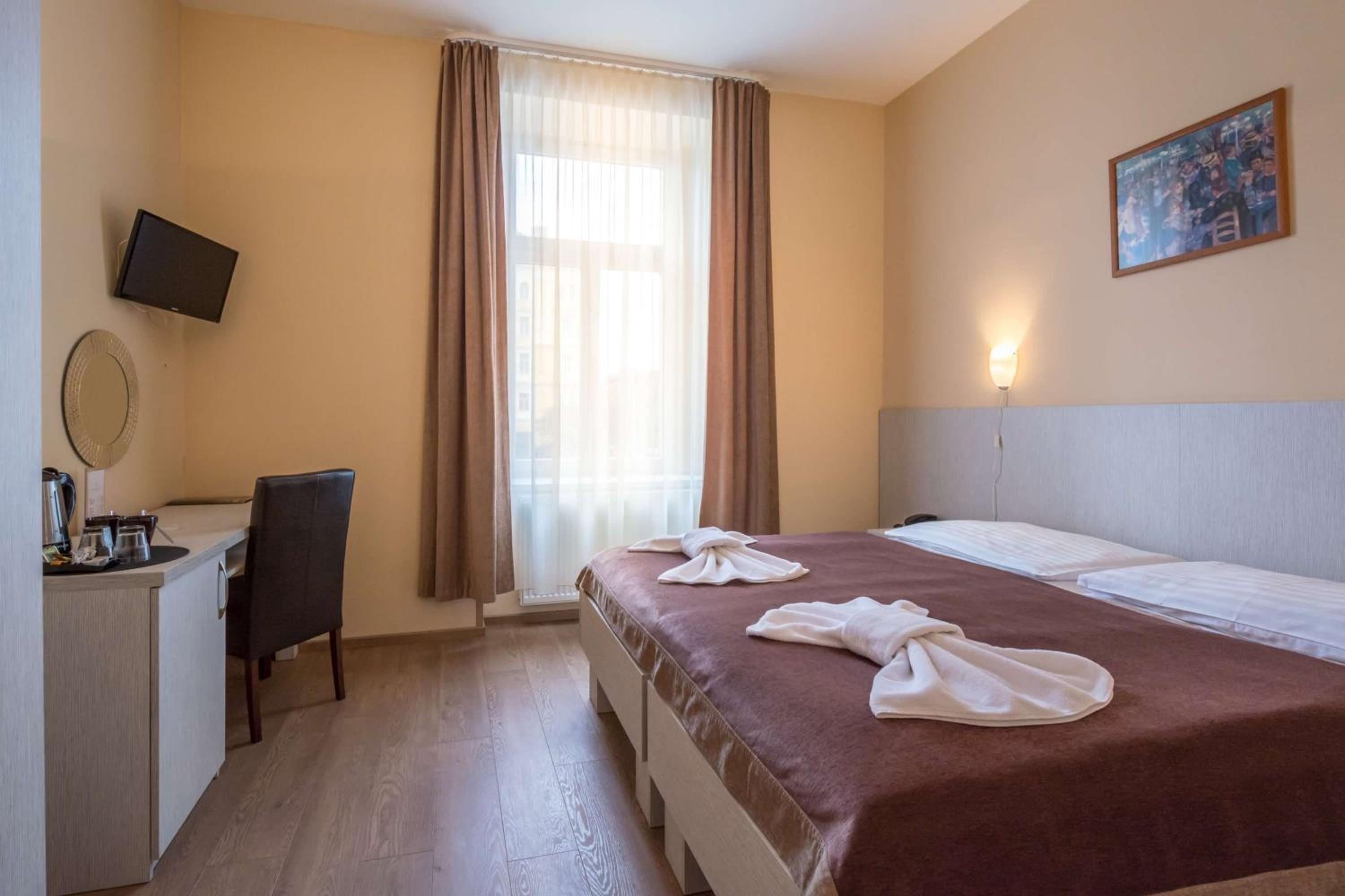 ROOM, DOUBLE BED