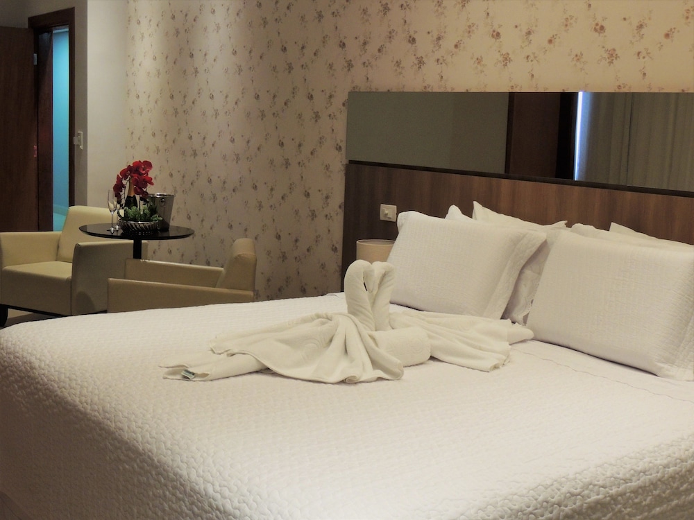 Ruby, King Bed