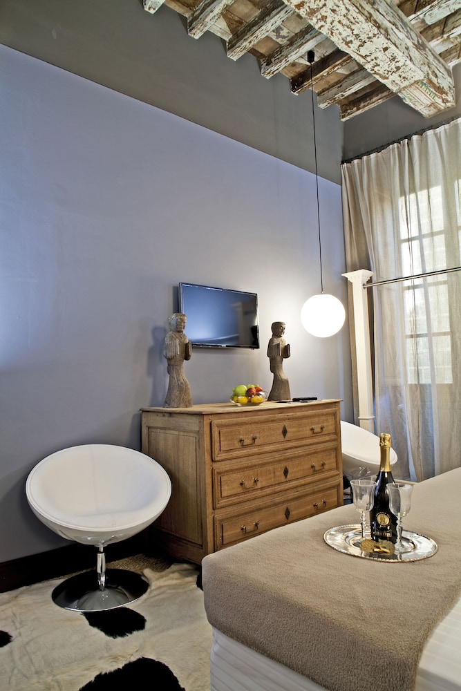 Porcellino Gallery Art Boutique B and B 2/39
