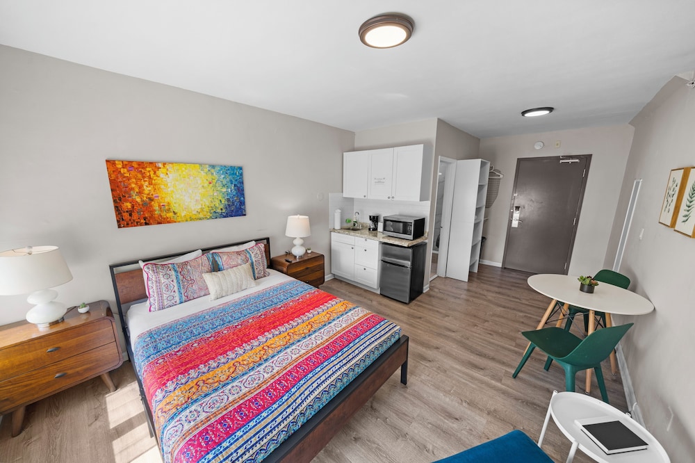 STUDIO, QUEEN BED, BALCONY, KITCHENETTE