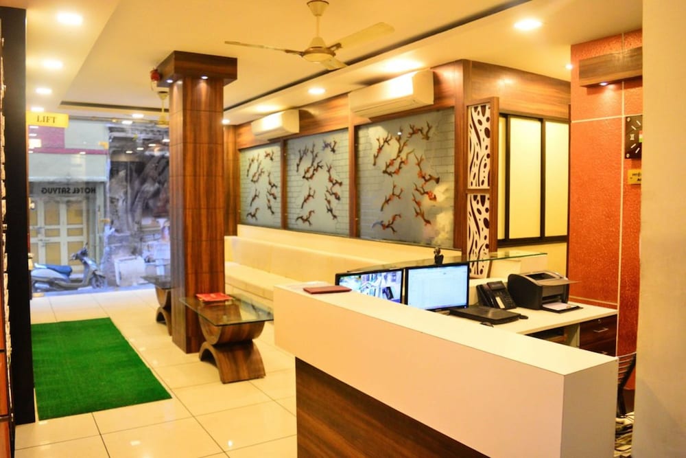 Oyo 4116 Hotel Satyug 2/25
