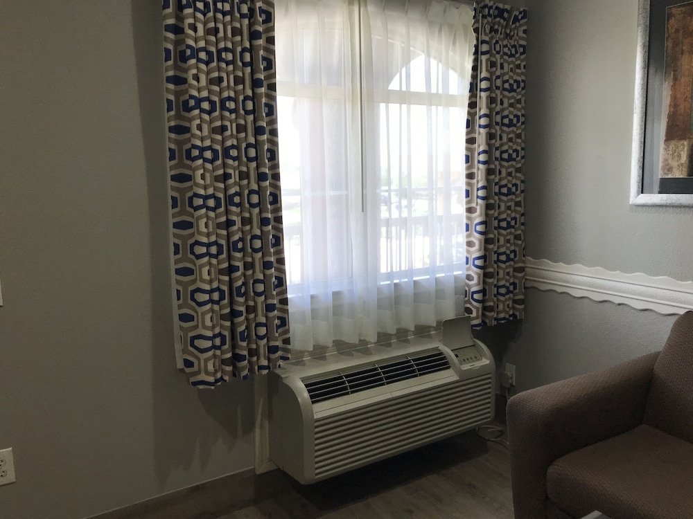Camelot Inn Suites Veterans Memorial/Nw Houston 22/37