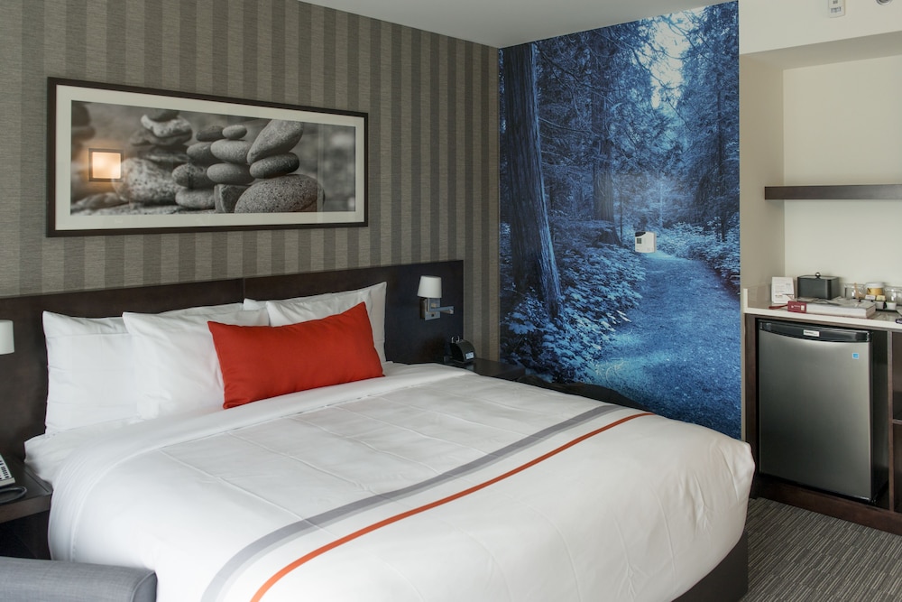 DELUXE, KING BED
