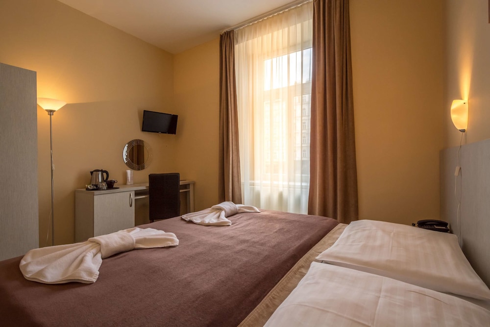 ROOM, SINGLE