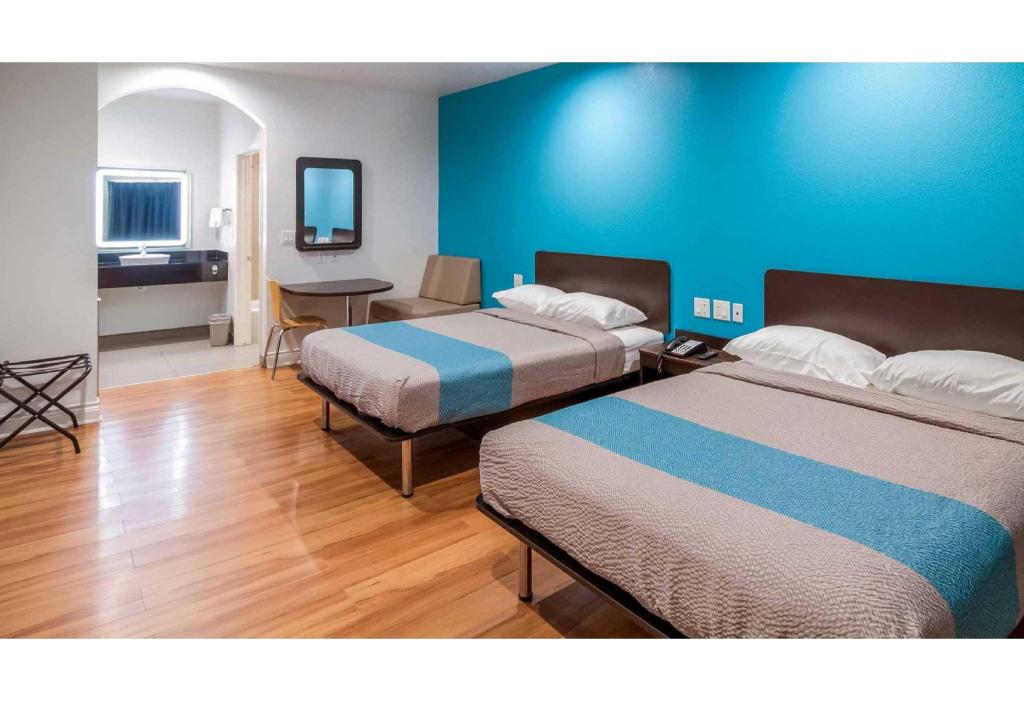 2 Queen Beds - Non-Smoking, Micfridge