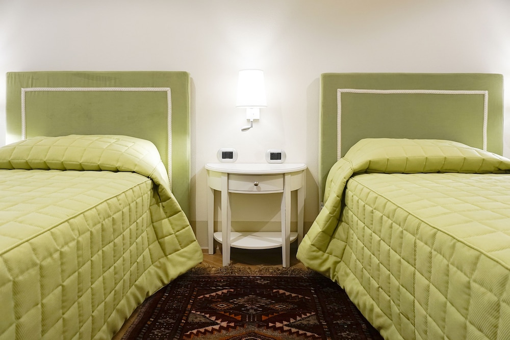 ROOM, TWIN BEDS