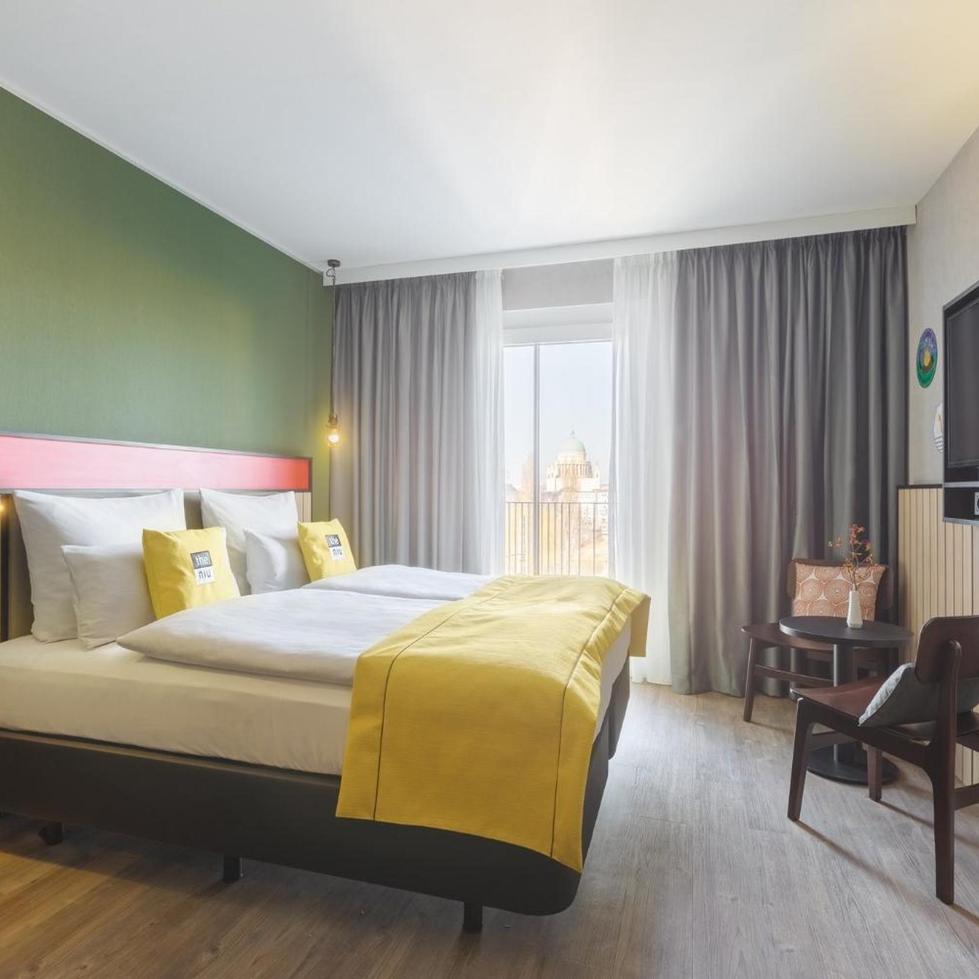 غرفة بريميوم بسرير كينج وسرير كوين بمطبخ صغير، Holiday Inn - the niu, Amity Potsdam by IHG 4/10