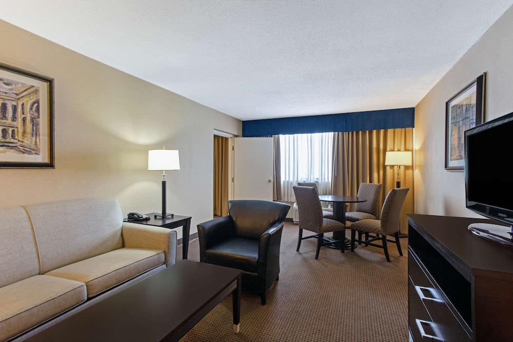 Hampton Inn Manchester Downtown, NH 24/39