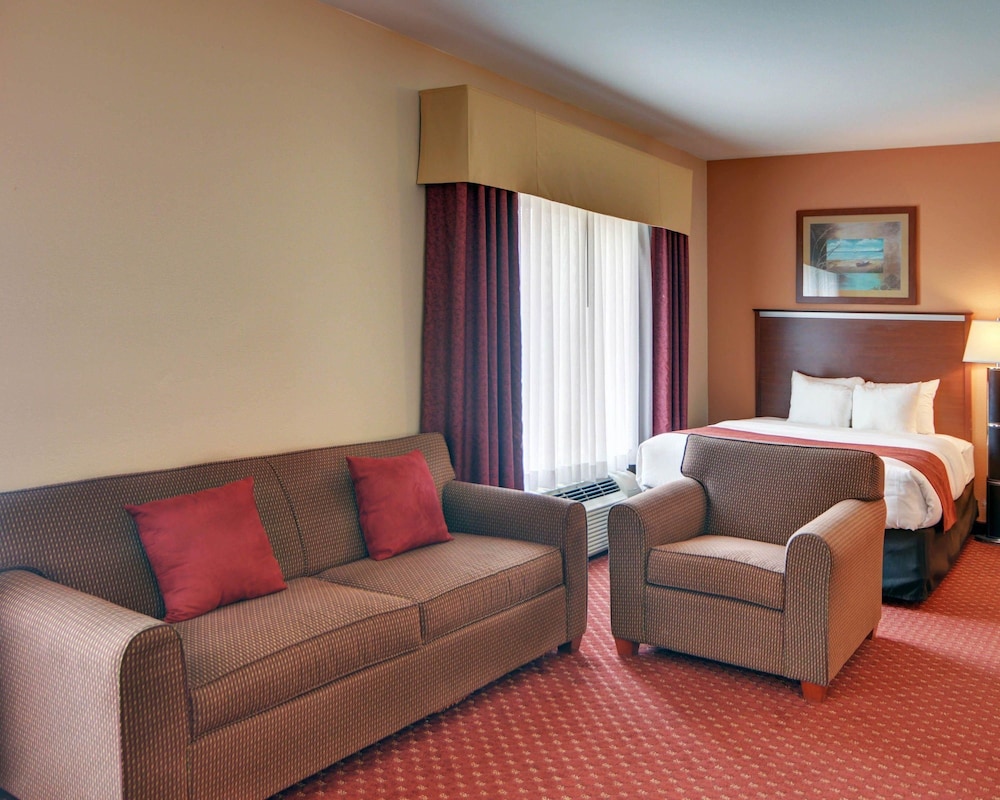 Quality Suites Near Cedar Creek Lake Mabank, TX 28/42