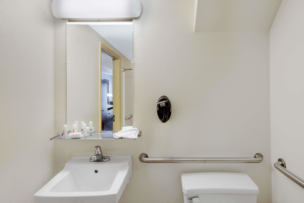 Days Inn by Wyndham Geneva/Finger Lakes 6/17