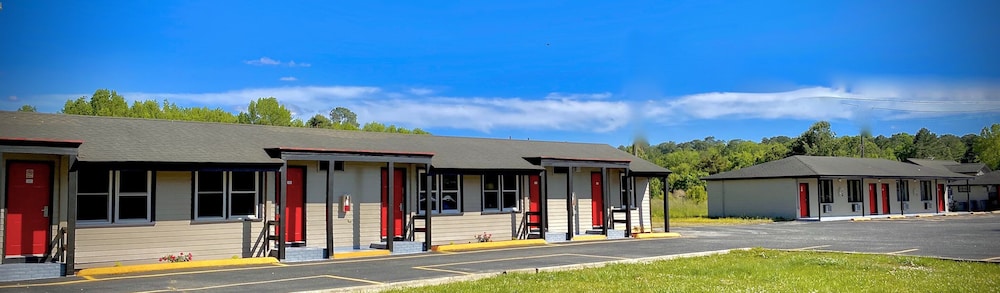 Whistling Pines Motel 28/31