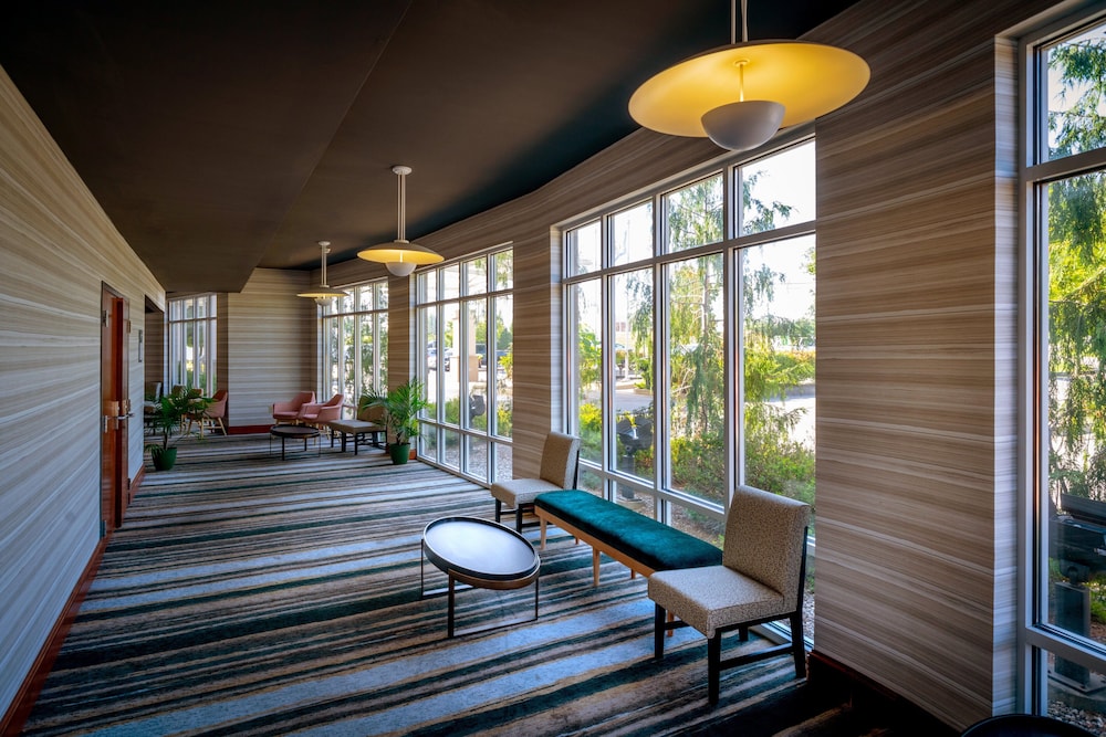 Holiday Inn Hotel & Suites Beckley 32/58