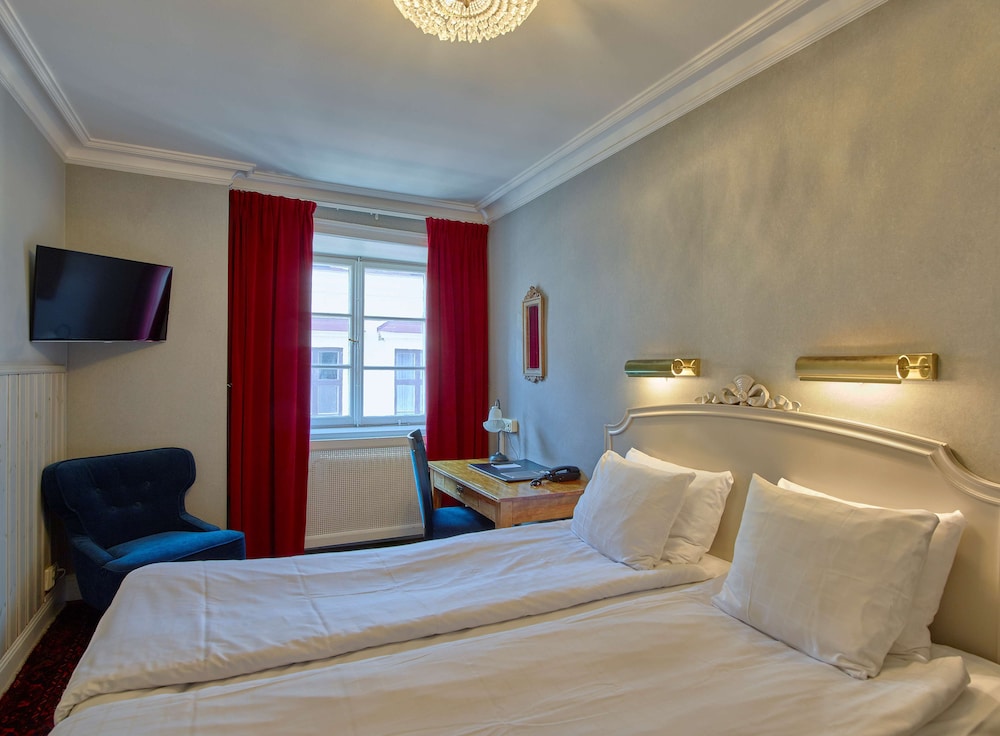 ROOM, QUEEN BED