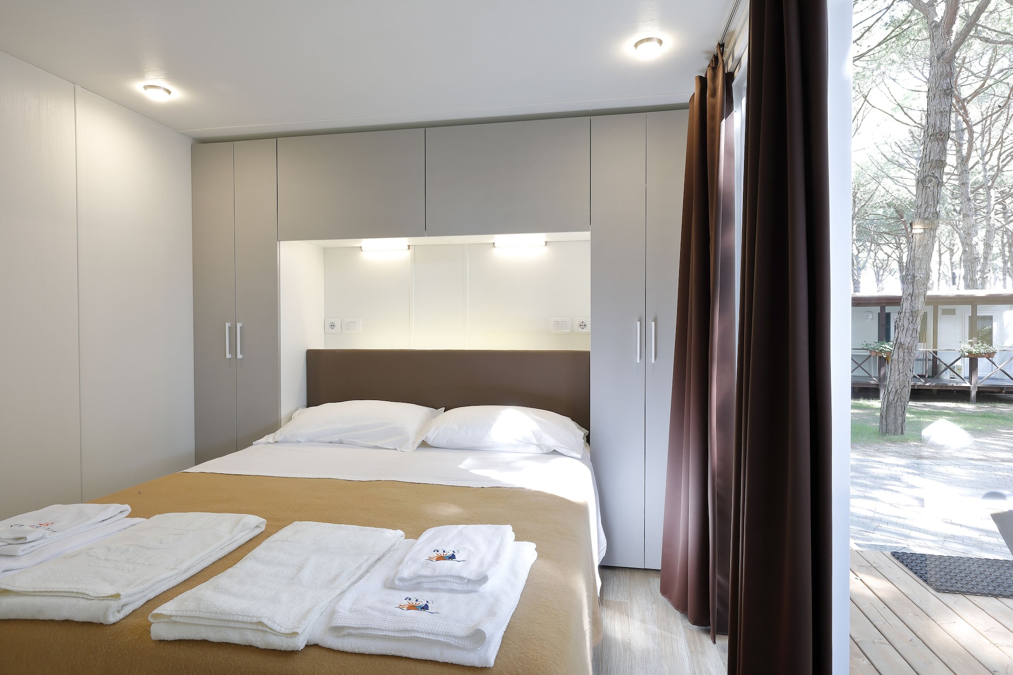 Mobile Home, Superior, 1 Queen and 3 Single Beds