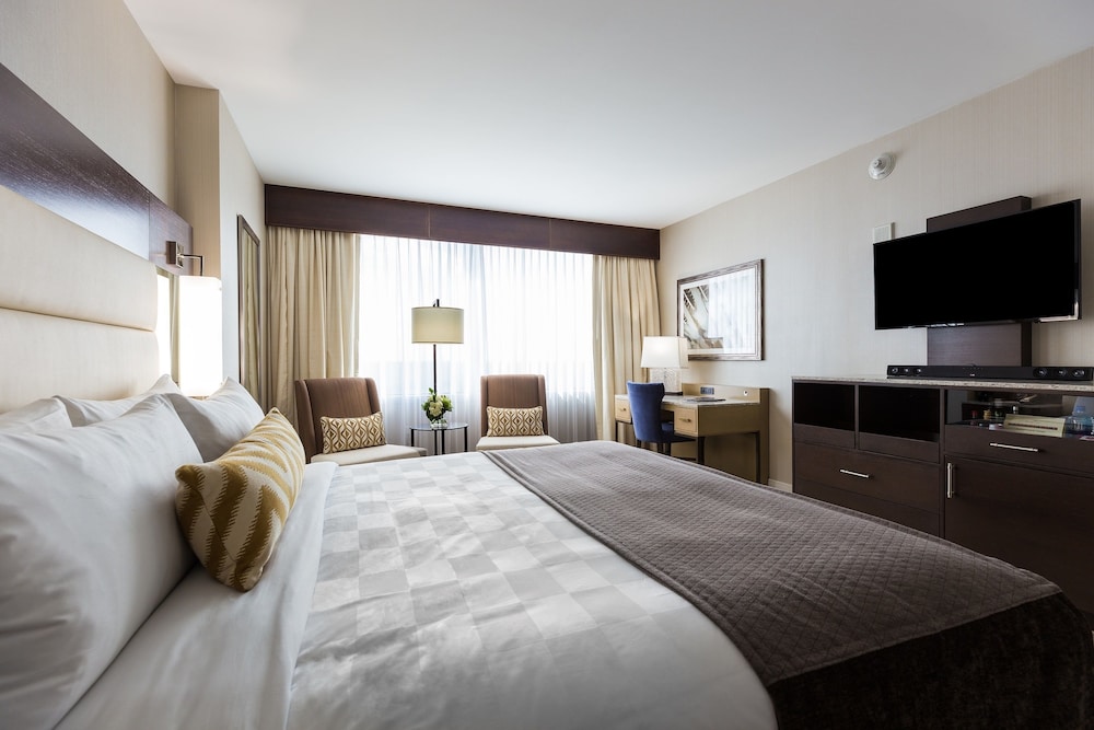 Sky, Tower, River, Suite, King Bed, Sofa