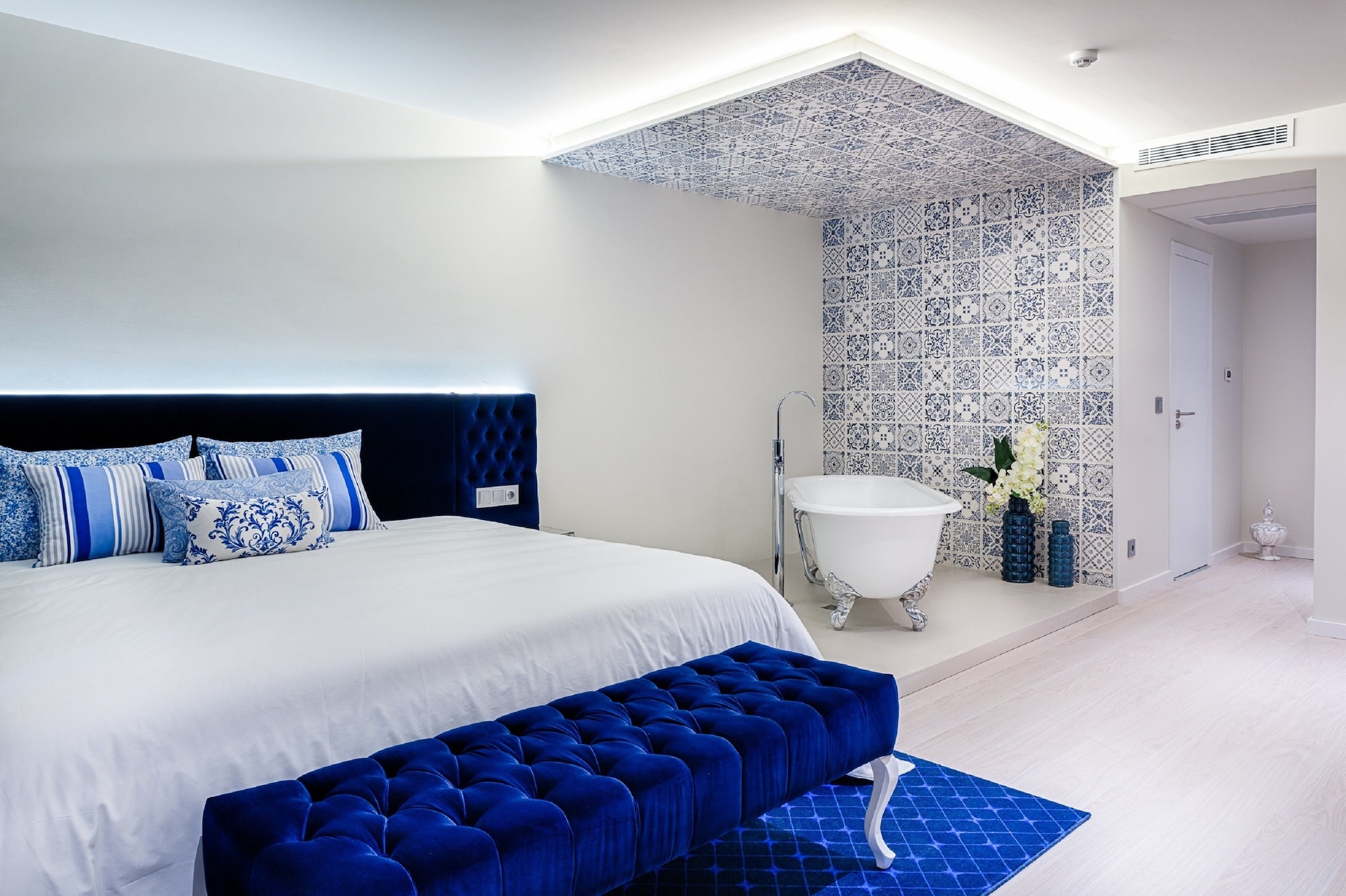 DELUXE, DOUBLE BED