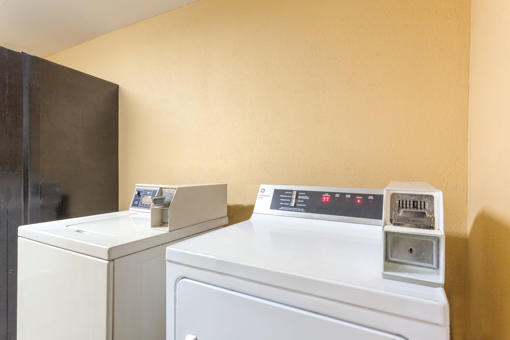 Super 8 By Wyndham Madison/Ridgeland Area 56/58