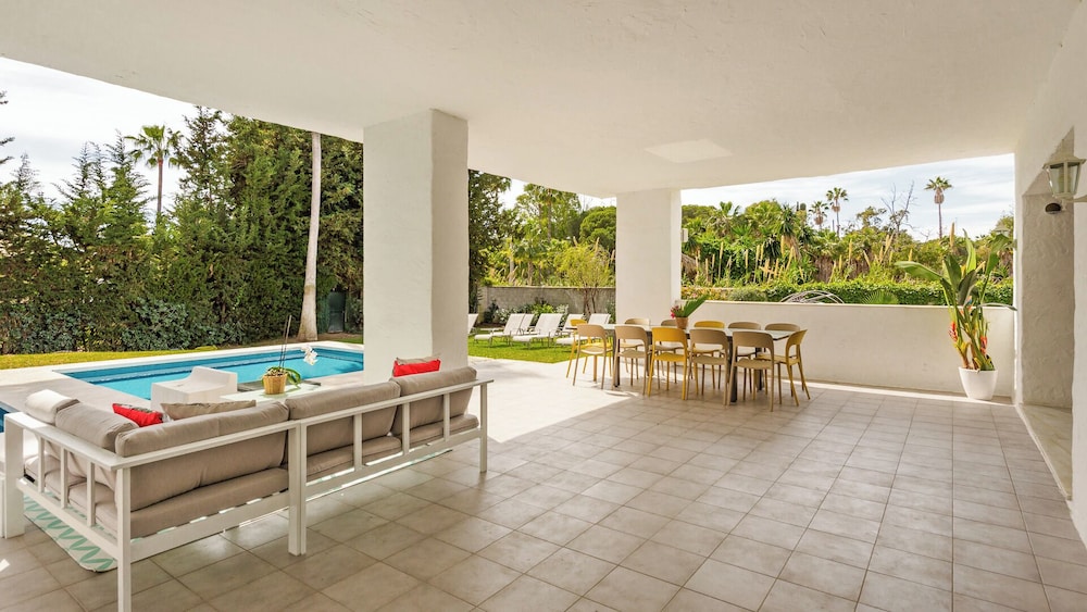 Host Villas & Suites 28/50
