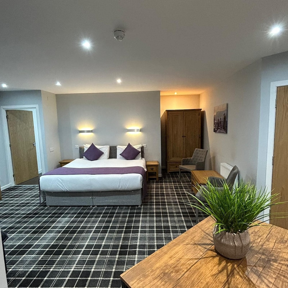 Crown Court Hotel & Bar 16/50