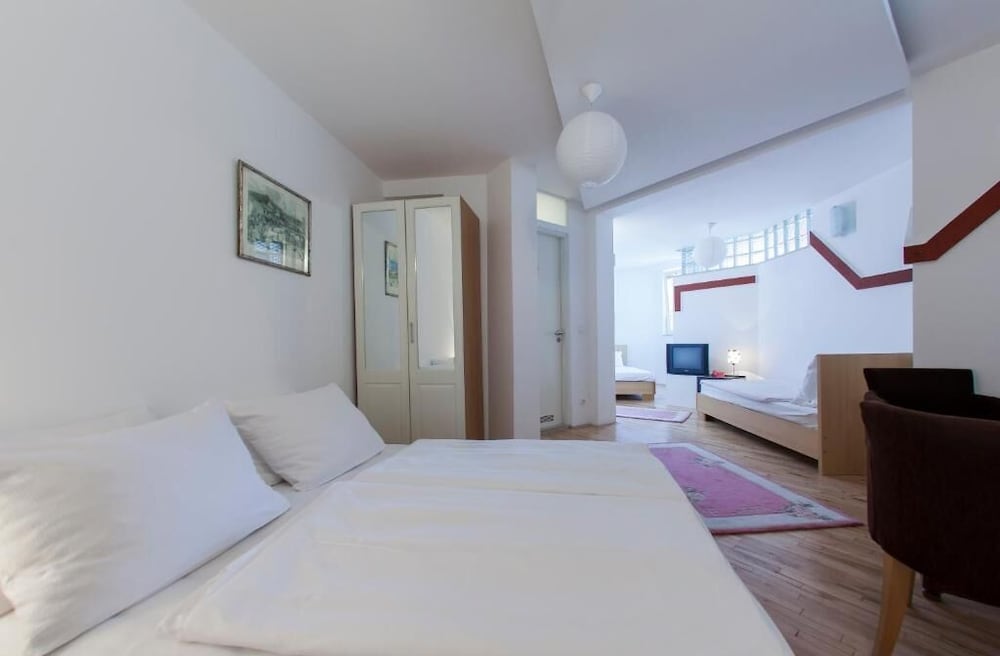 Hayat Hotel 13/57