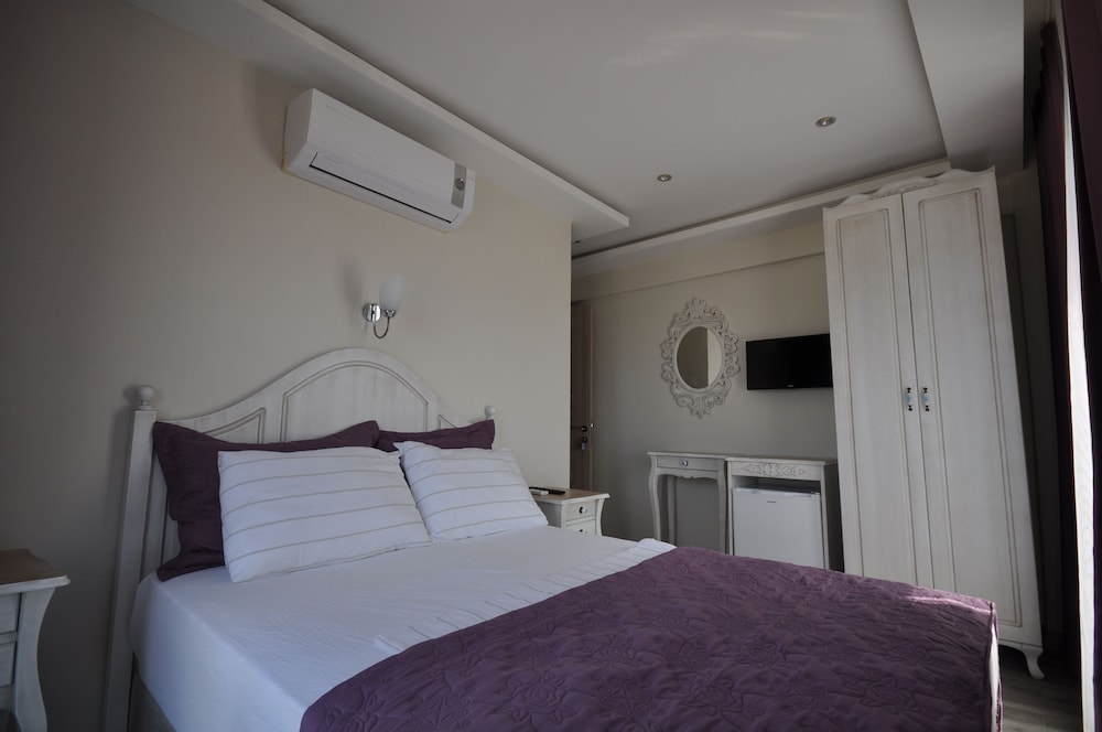 ROOM, DOUBLE BED