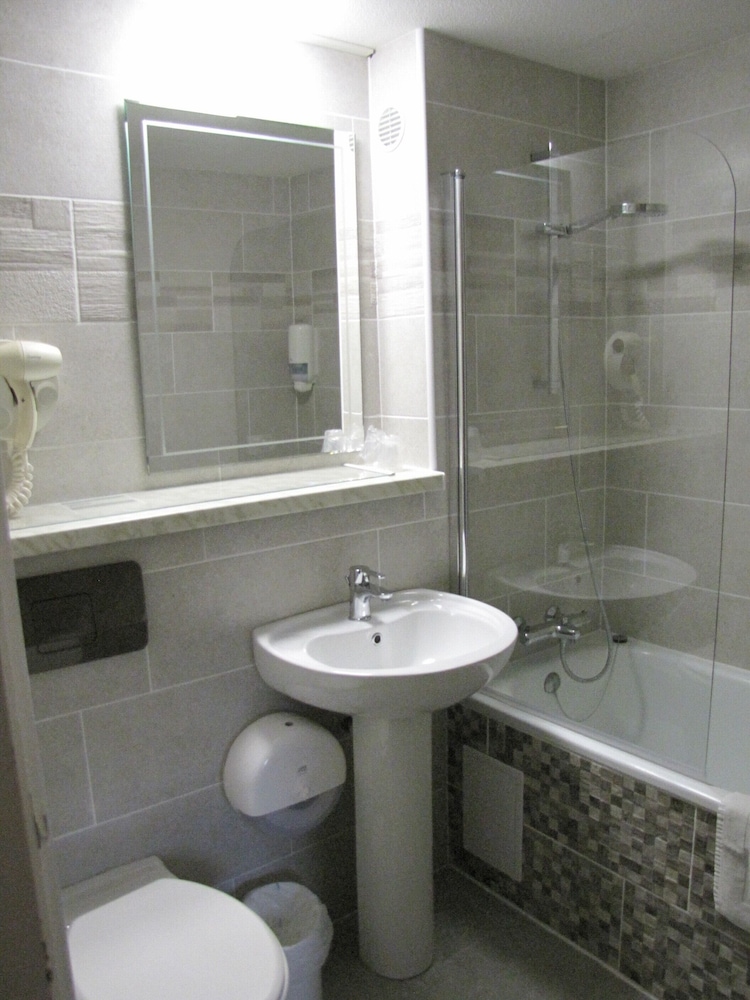 Brit Hotel Bosquet 48/50