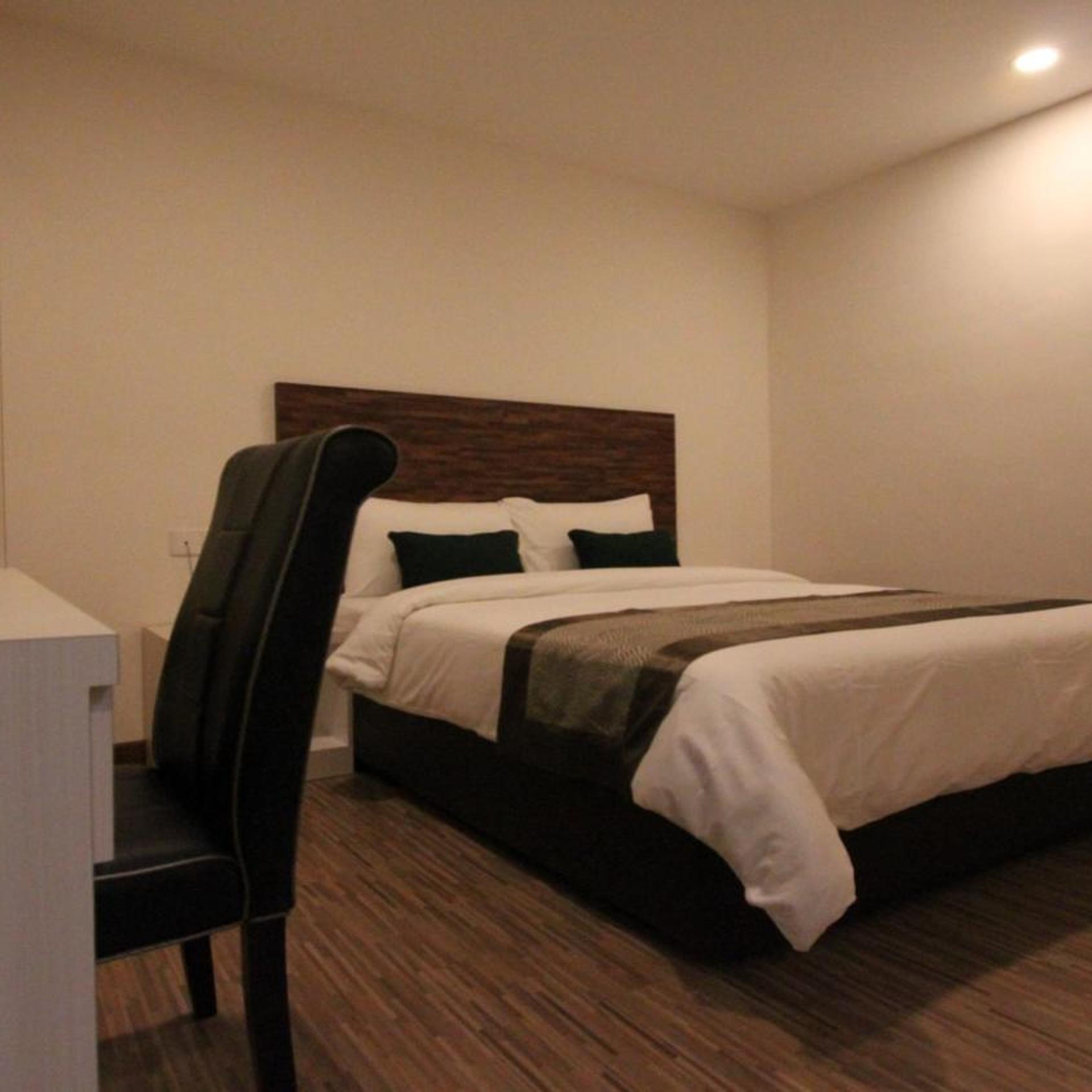 Superior, Queen Bed, No Window
