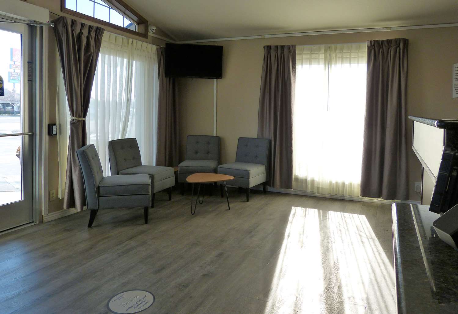 Rodeway Inn and Suites Ontario 16/45