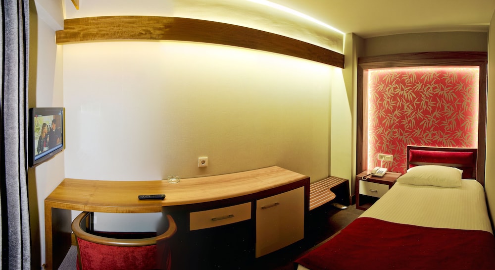Bella Hotel 36/45