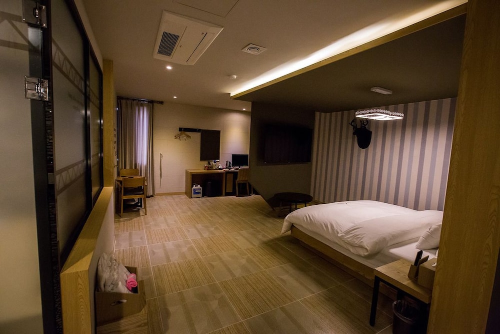 The Zenith Hotel 24/60