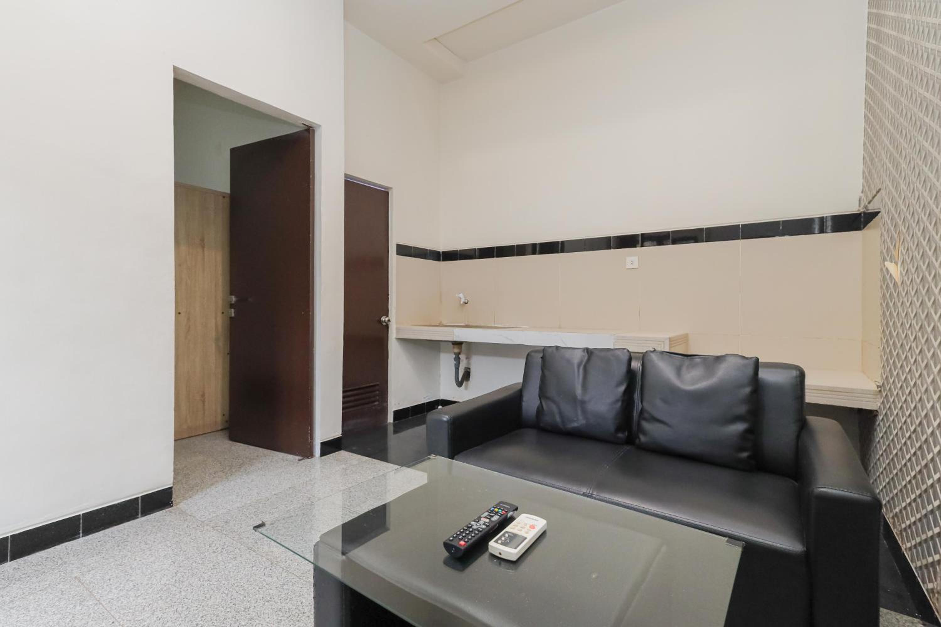 RedDoorz Syariah near Green Park Jatiwarna 32/50